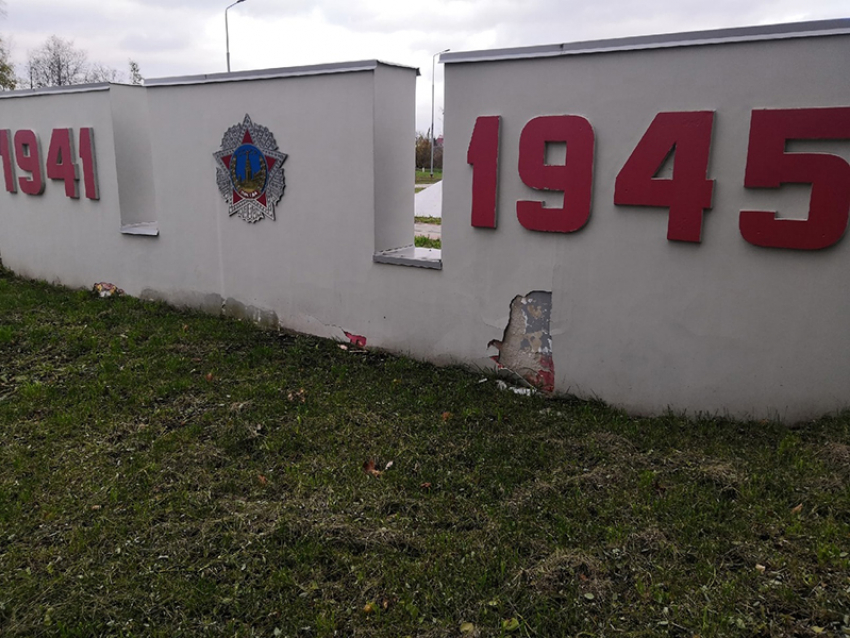 Нужен опять ремонт: на главном мемориале Борисоглебска осыпается штукатурка 