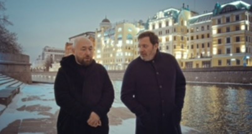 Премьеру документального сериала Сергея Минаева о России 2000-х покажут Wink и more.tv