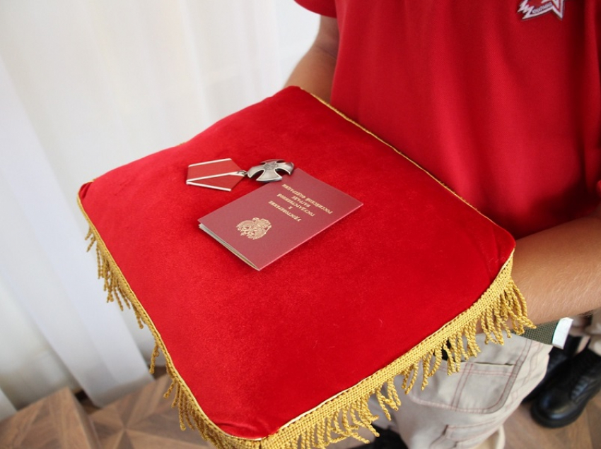 Родным погибших на СВО борисоглебцев вручили Ордена Мужества