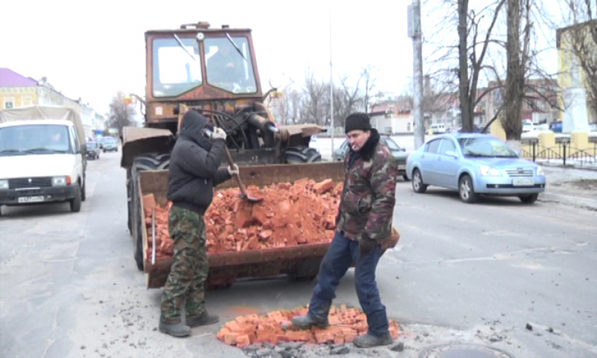 Из-за нехватки средств дороги в Борисоглебске ремонтируют битым кирпичом