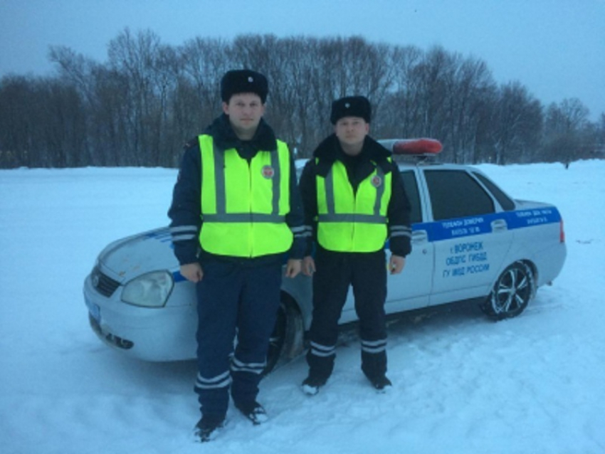 Грибановские инспекторы ГИБДД спасли замерзающего на трассе водителя