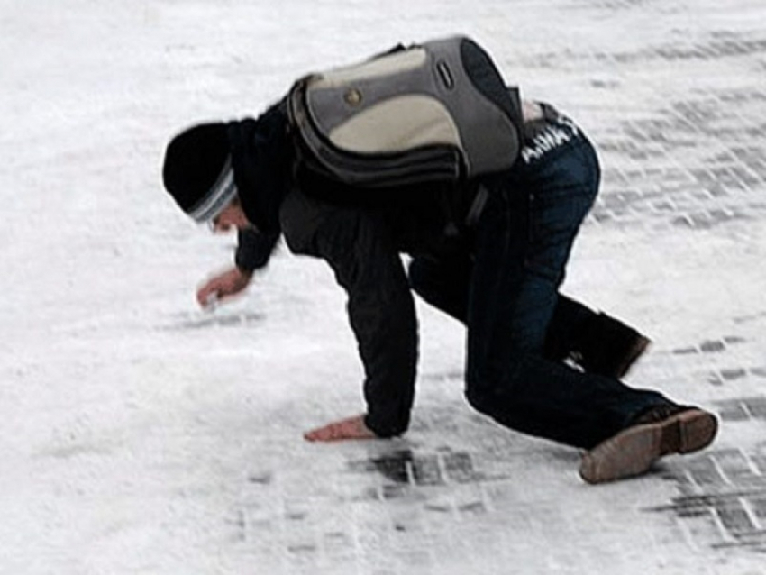 Почти две тысячи человек пострадали из-за гололеда за время новогодних каникул в Воронежской области 