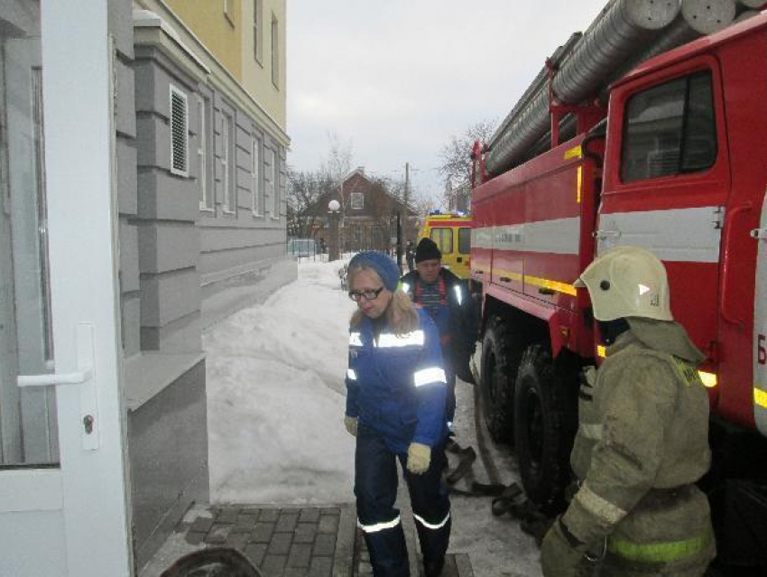 К  зданию Борисоглебского суда стянули наряды оперативных служб
