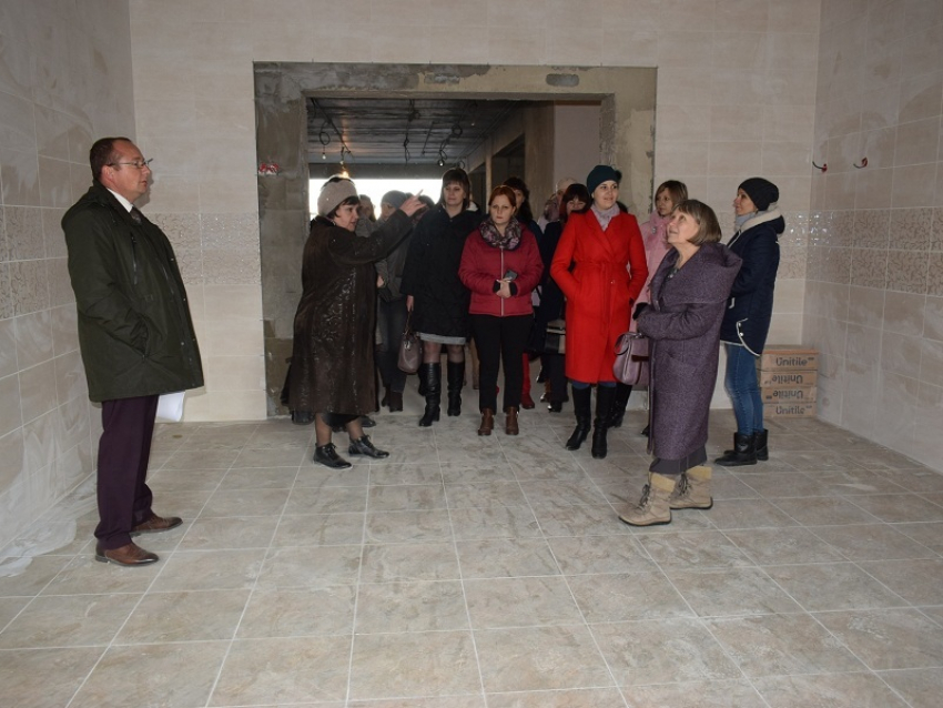 Глава администрации Грибановского района провел экскурсию по строящейся школе