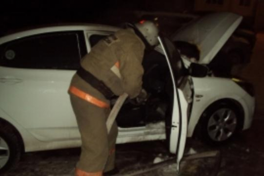 На улице Школьной г.Борисоглебска загорелся автомобиль
