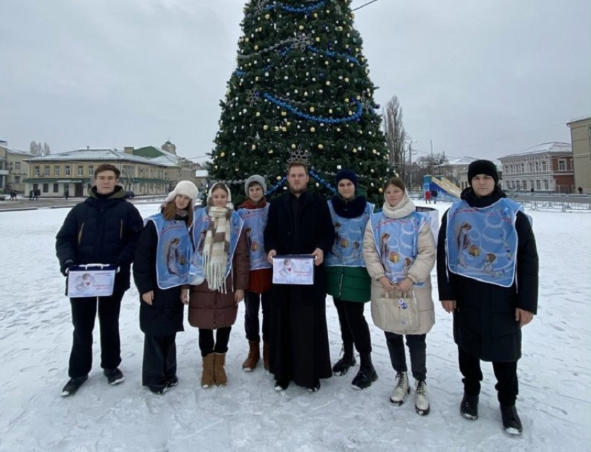 В благотворительной акции «Рождественское чудо – детям» приняла участие православная молодежь из Борисоглебска
