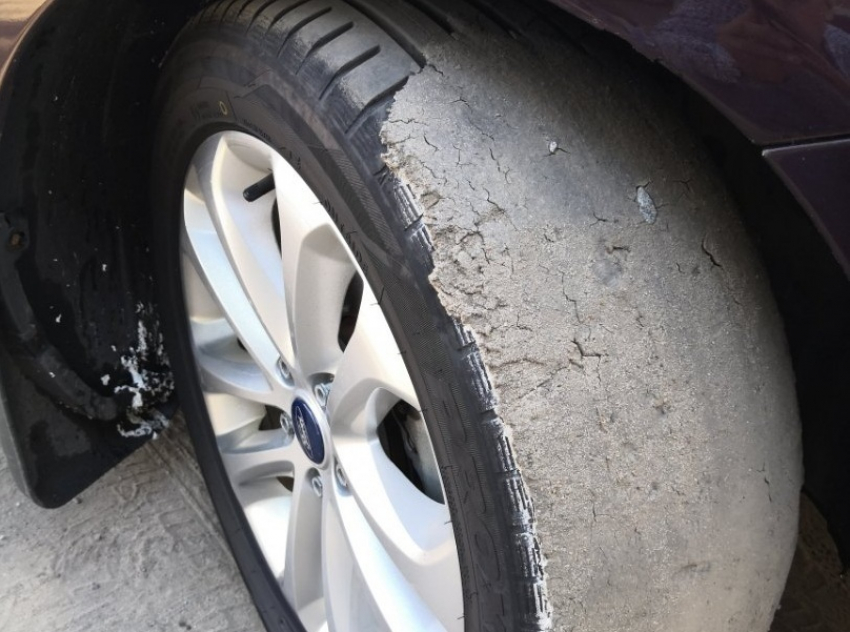 Борисоглебский автомобилист пожаловался на испорченное пешеходной разметкой колесо
