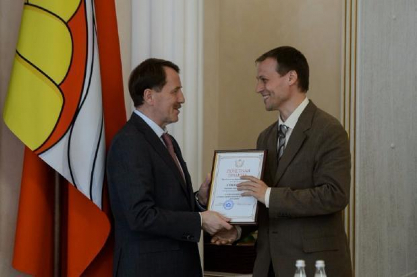 Губернатор Гордеев вручил награды журналистам электронных  СМИ