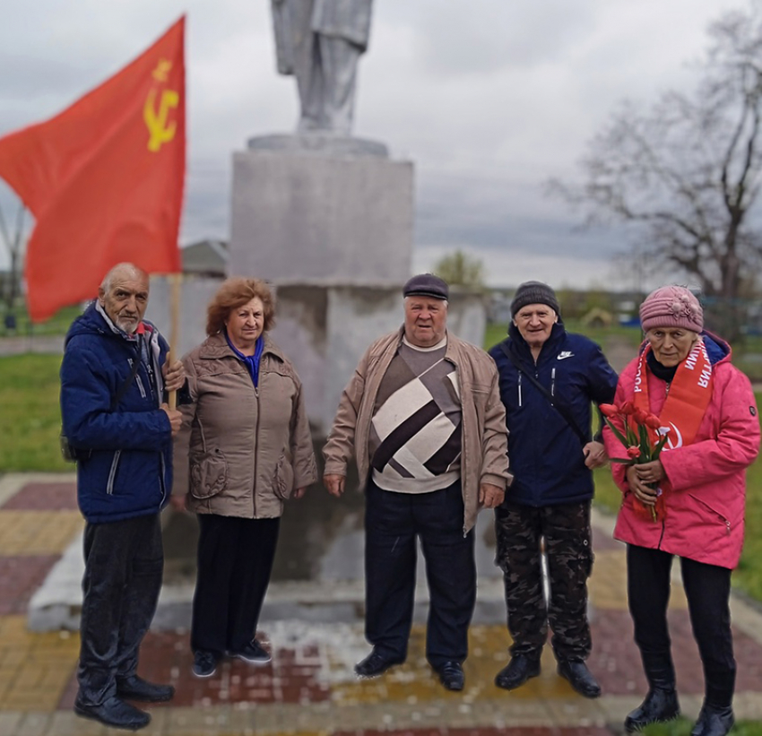 Красные тюльпаны в День рождения Ильича возложили по всей Воронежской области