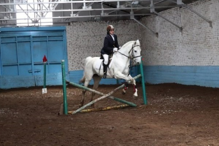 Борисоглебские конники открыли соревнования сезона «с огоньком»