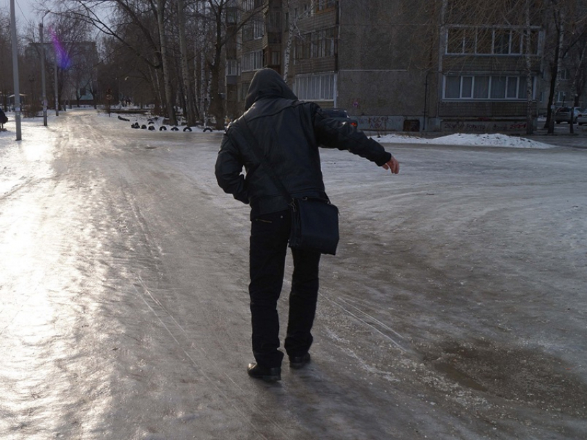 Актуально: за падение во время гололеда можно отсудить деньги у УК