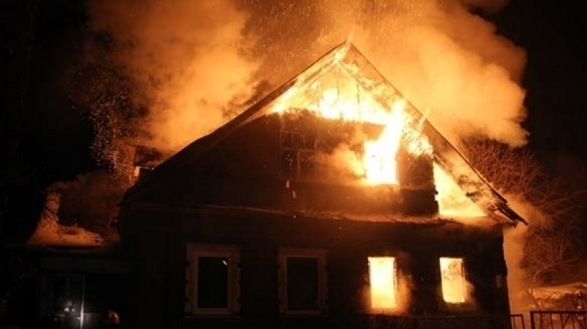 В селе Третьяки ночью сгорел жилой дом