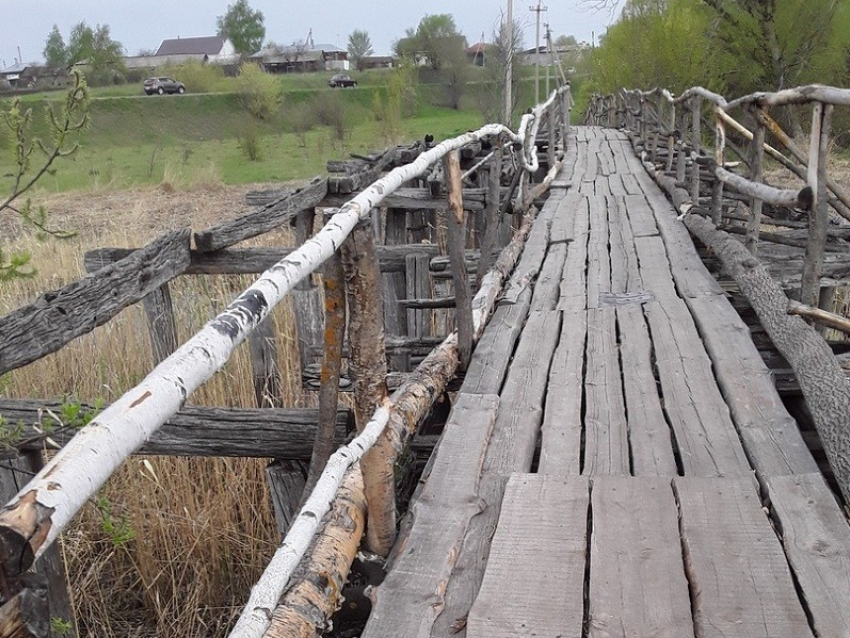 В селе Чигорак под Борисоглебском приступили к ремонту опасного деревянного моста