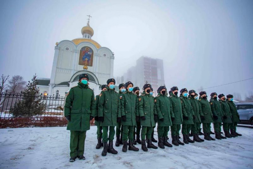 Армия и Рождество: в Воронежской области в храмы пришли мотострелки и танкисты 
