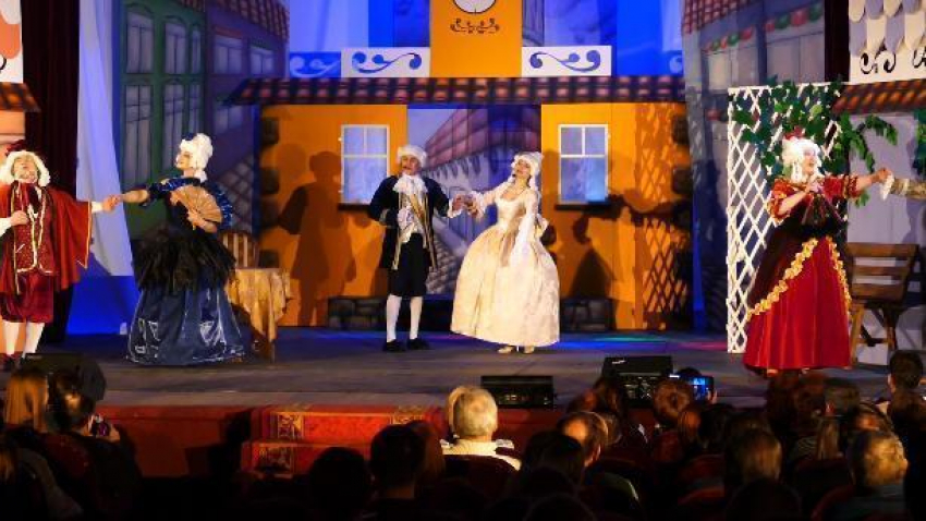 Роскошные костюмы, искрометный  юмор и много музыки: в Борисоглебске отметили День театра