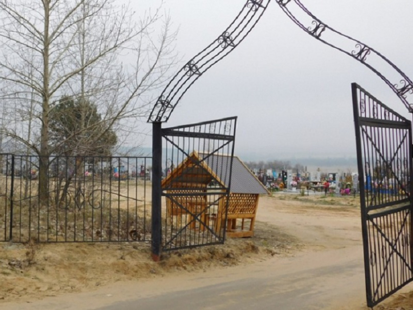 В поселке Новохопёрский активисты благоустроили местное кладбище