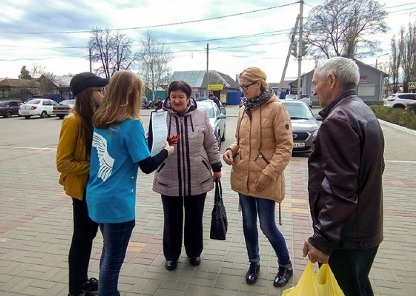 Борисоглебские волонтеры раздали тысячи георгиевских лент жителям округа