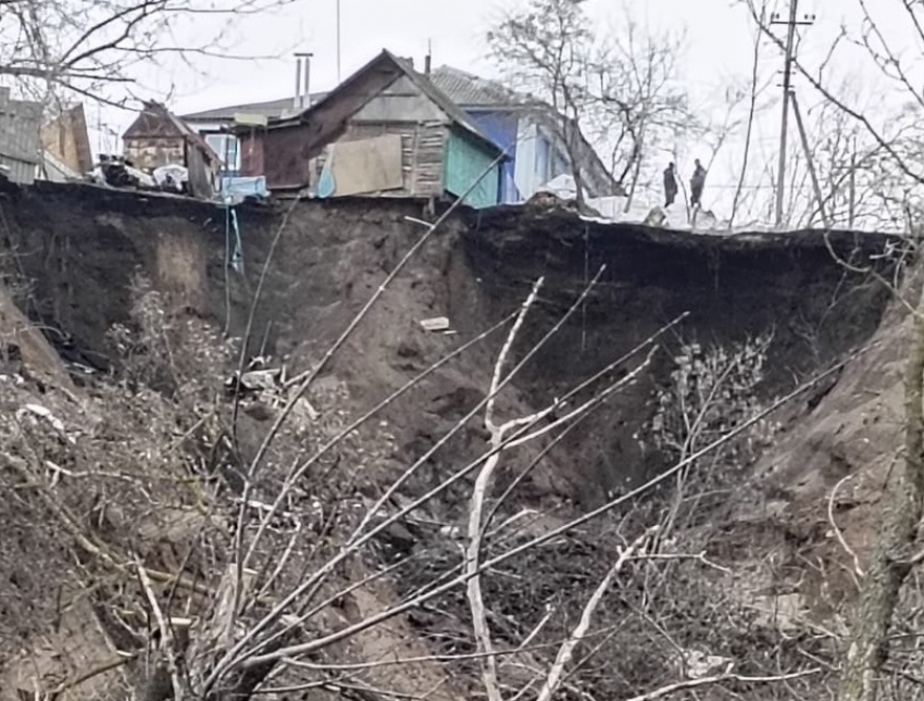 Мэр Новохопёрска пообещал, что не бросит жильцов поврежденных оползнем домов