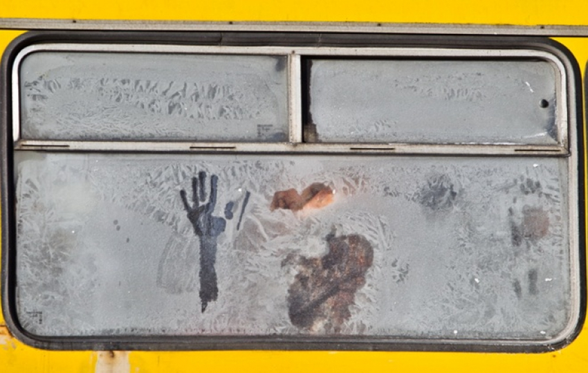 «Набились, как килька»: в БГО пассажиры  мерзнут в ожидании автобусов не только в селах