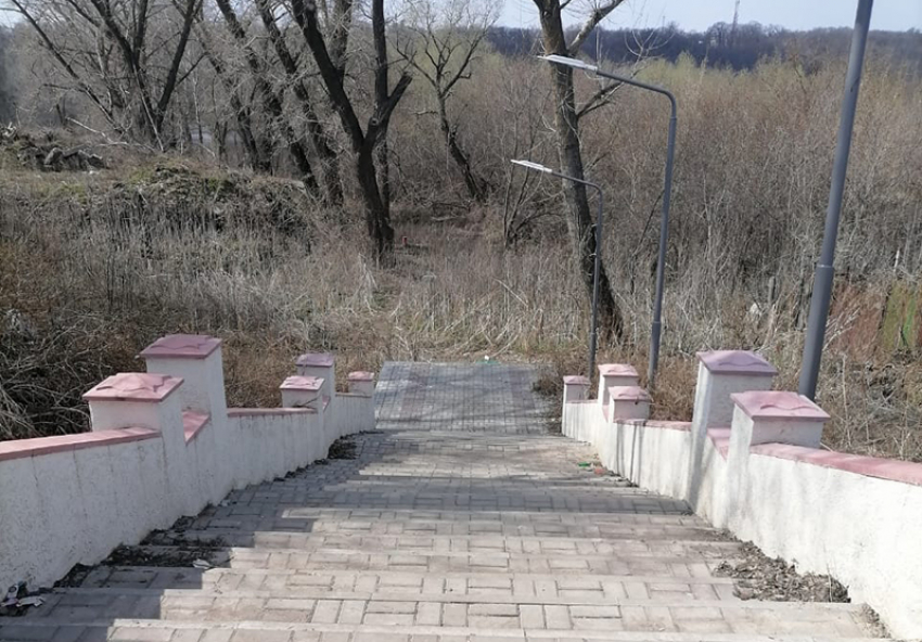 «Лестница в никуда» у городского парка Борисоглебска уже разваливается?
