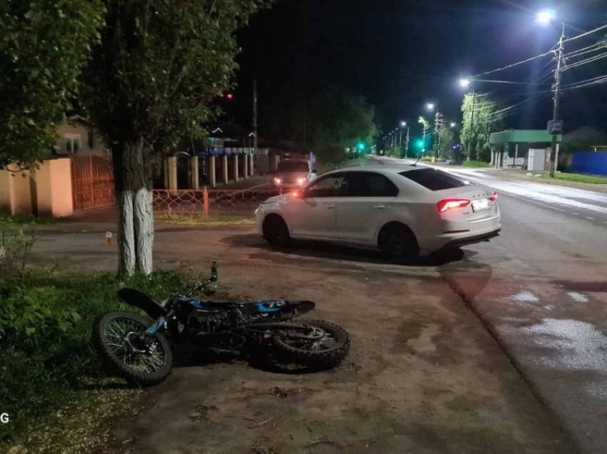 Мотоциклист с несовершеннолетней подружкой оказались на капоте автомобиля в Борисоглебске
