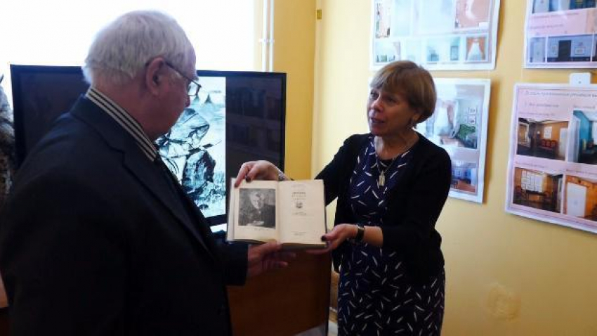 Борисоглебскому музею подарили редкую книгу с мемуарами знаменитого гравера