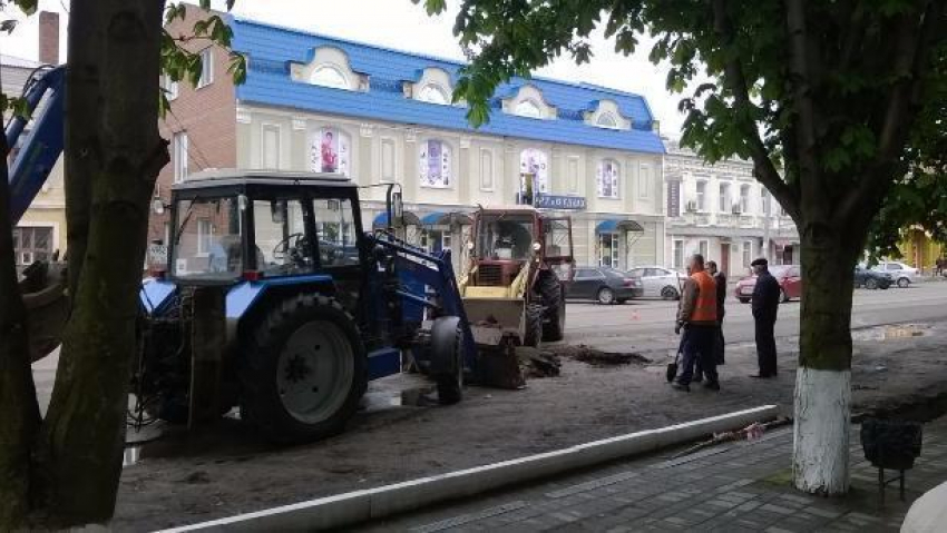 На центральной улице Борисоглебска образовался провал 