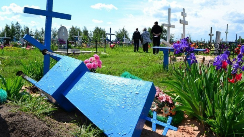 В поселке Грибановский вандалы устроили погром на кладбище