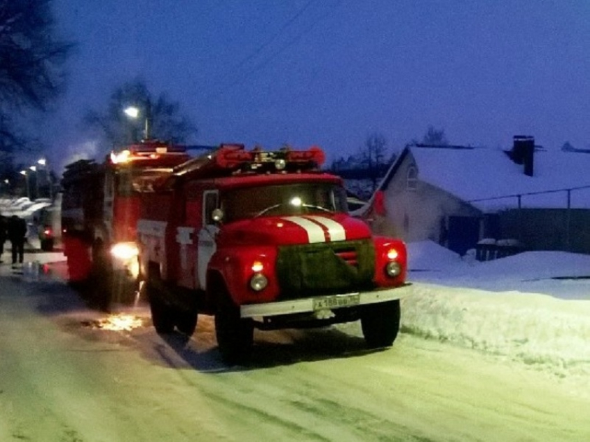 В Поворинской районе пожарные оперативно потушили ночной пожар