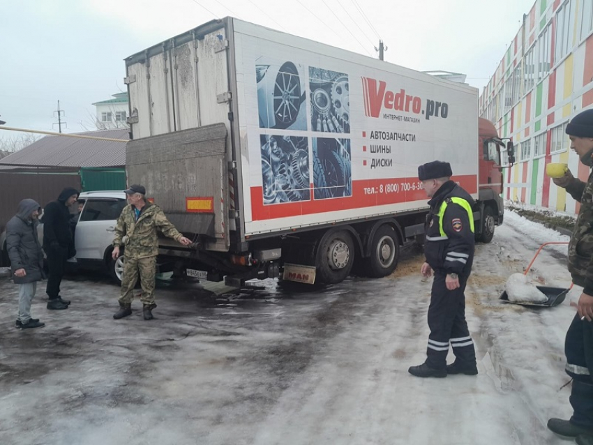 В Борисоглебске полицейские помогли водителю из соседнего региона