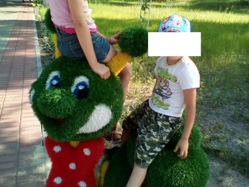 Необдуманный поступок родителей в Театральном парке Борисоглебска возмутил нашу подписчицу
