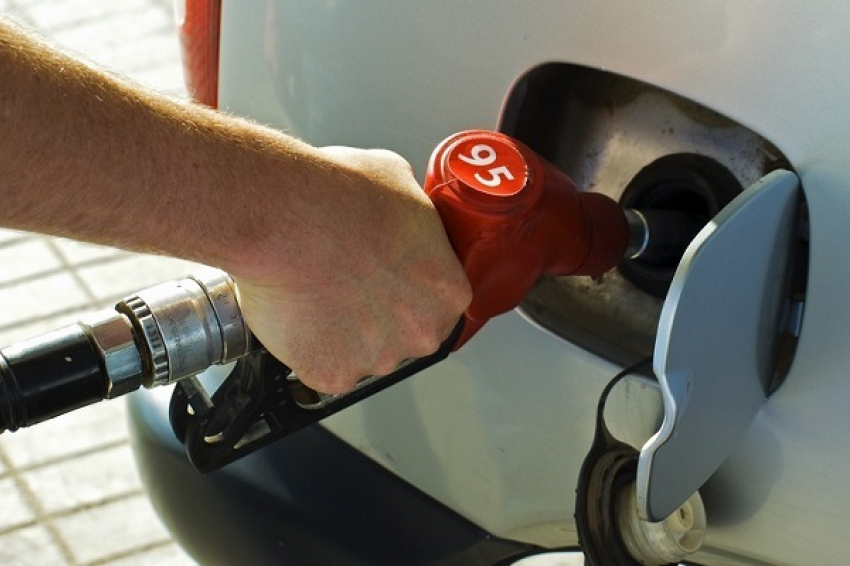 Россия вошла в десятку стран с самым дешёвым бензином