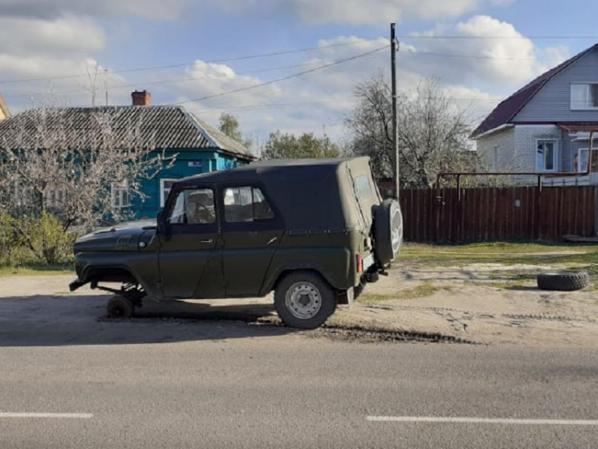 В Борисоглебске российский внедорожник «разулся» на ходу
