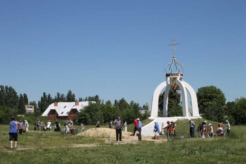 В Борисоглебске прихожане храмов вышли на уборку старого городского кладбища