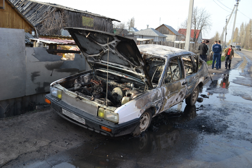На ул. Гоголевской г. Борисоглебска сгорел легковой автомобиль«Volkswagen Passat»