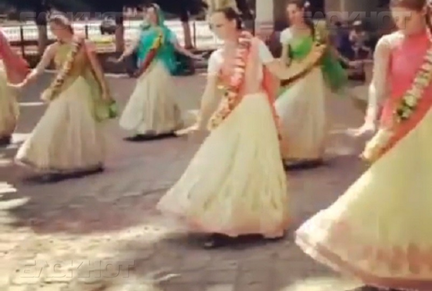 Пляски кришнаитов у Воронежского облправительства попали на видео