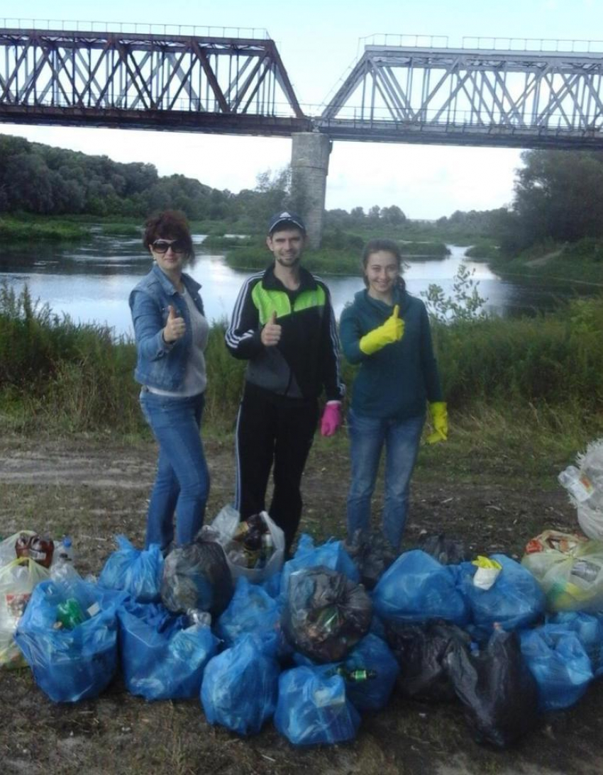 В Борисоглебске коллектив детского сада убрал мусор за нерадивыми отдыхающими