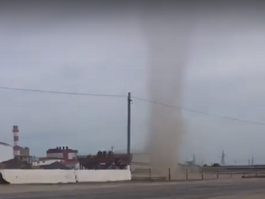 Пылевой смерч попал на видео в Новохоперском районе