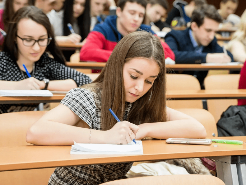 Многодетные родители смогут вернуть половину стоимости годового обучения детей в Воронежской области