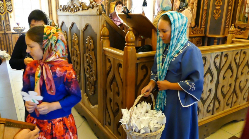 Сотни бумажных цветов раздали в храмах Борисоглебска