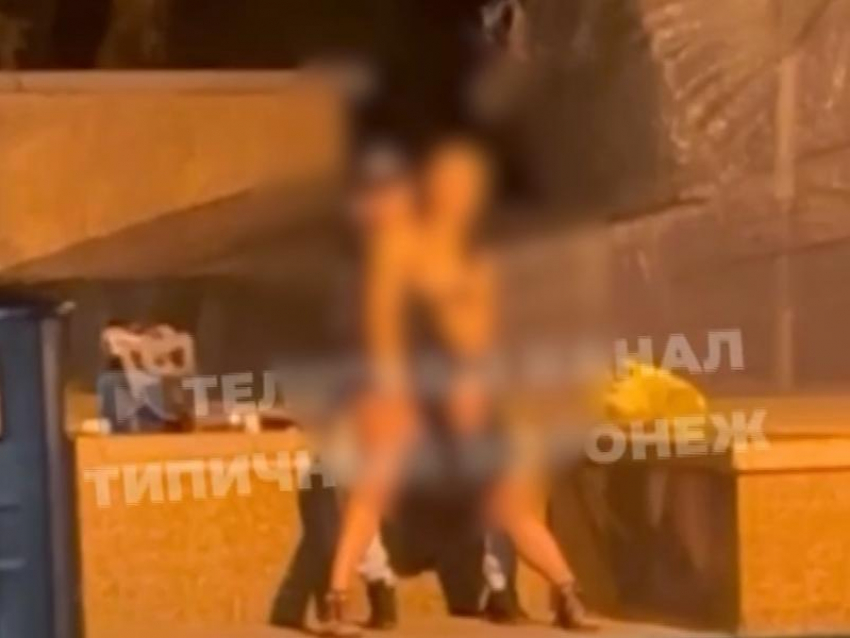 Горячими любовниками на Памятнике Славы в столице Воронежской области заинтересовались следственные органы