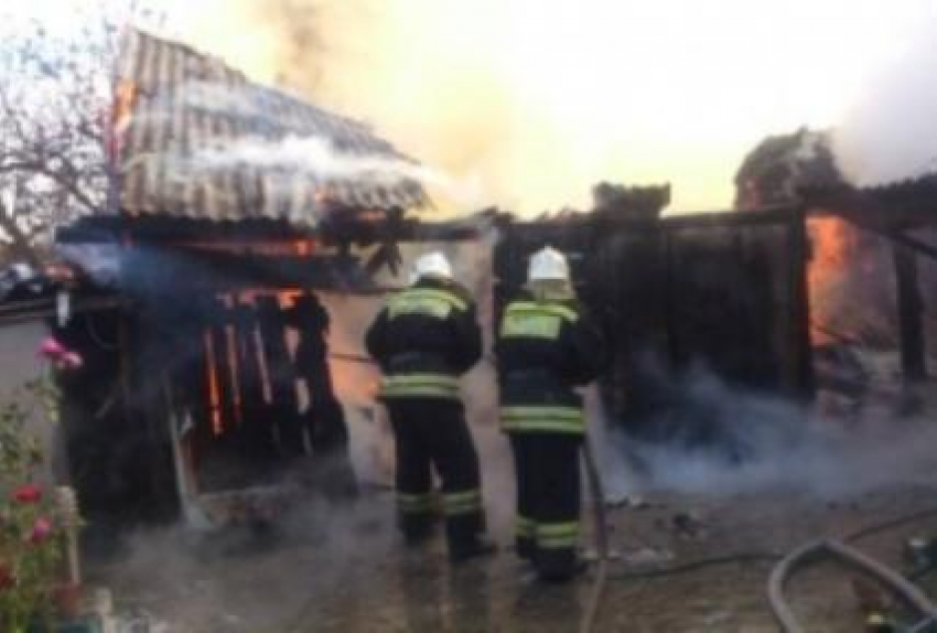 Гараж вместе с автомобилем сгорел в Бутурлиновском районе