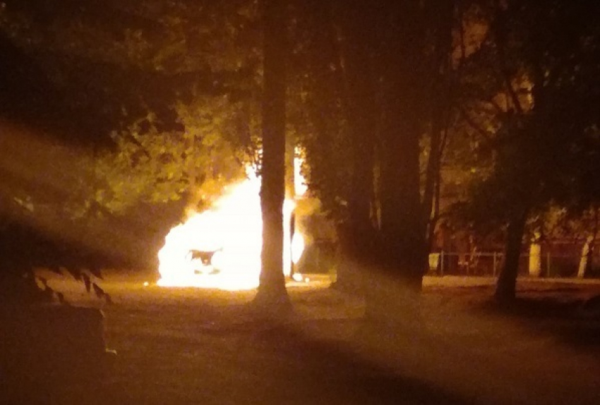 Минувшей ночью в Юго-Восточном микрорайоне Борисоглебска сгорела иномарка