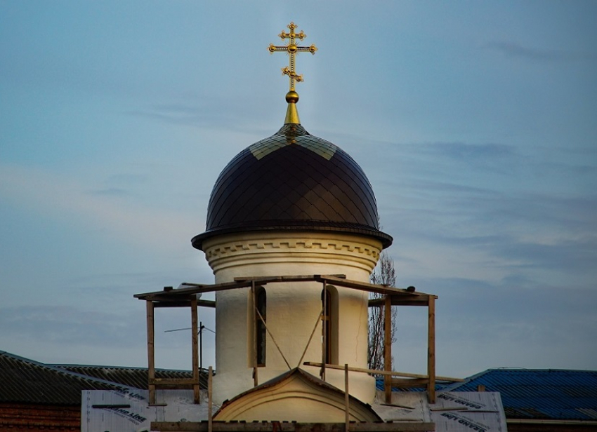 Накупольный крест для храма в честь пророка Божия Илии освятили в Борисоглебске