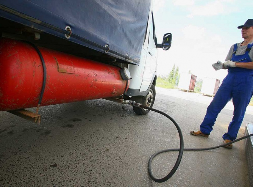 Причину летнее-осеннего роста цен на газ для авто в Воронежской области назвали в УФАС