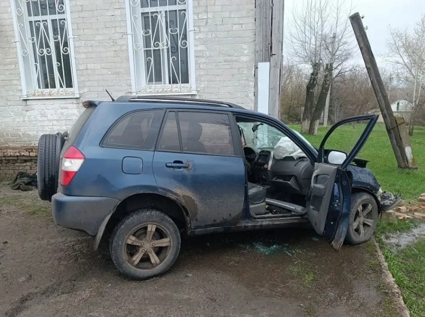 Иномарка протаранила аптеку в Терновском районе