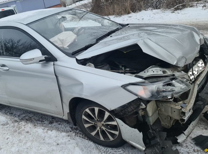 Несовершеннолетний пассажир пострадал в столкновении двух легковушек в Борисоглебске