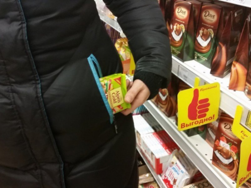 Жительнице Грибановского района грозит 4 года за кражу 5 конфет