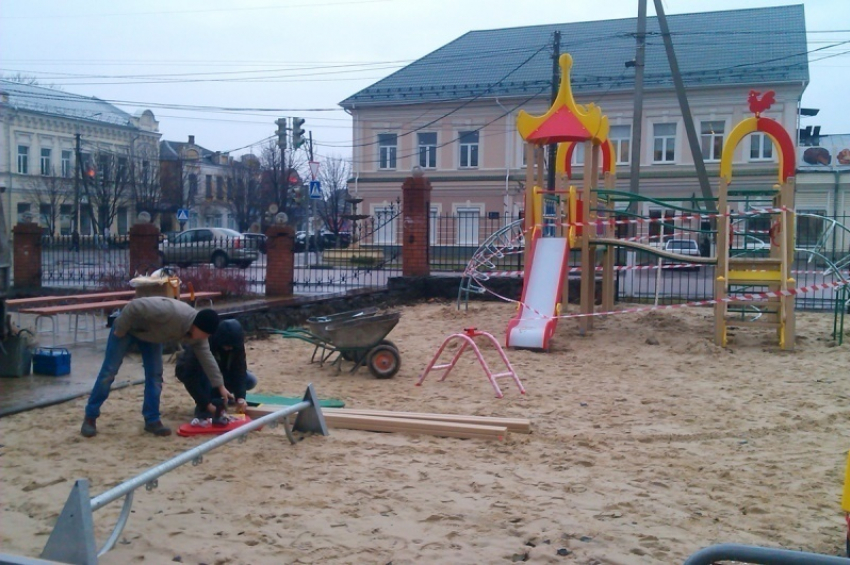 Предприниматель Борисоглебска подарил детям площадку