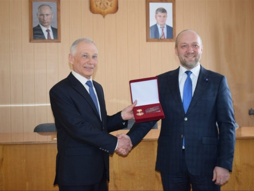 Глава облизбиркома поздравил с юбилеем ушедшего в отставку Сергея Бушкина и наградил его почетным знаком